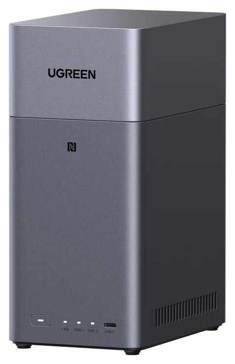 UGREEN NASync DH2300: torre de dos bahías gris oscuro con la tapa de aluminio, el logo NFC y los indicadores de red y de discos.